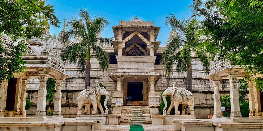  Kumbhariya Jain Temples
Alt Text: Kumbhariya Temple, one of the top places to visit near Taranga Hill Wildlife Sanctuary.