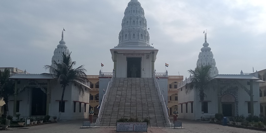 Front view of the pristine white Kundalpur Jain Temple in the evening.
Viewers of this file can see comments and suggestions