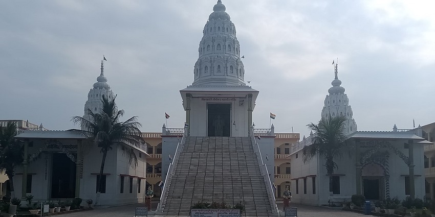 An image of Kundalpur Jain Temple which is one of the Jain Temples in Bihar, India.