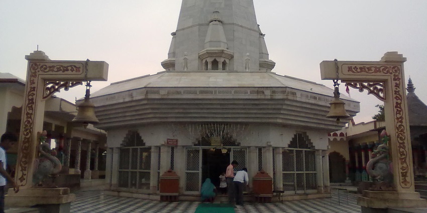 The outdoor area of the Kundeshwar Temple, with its indoor area main entrance
