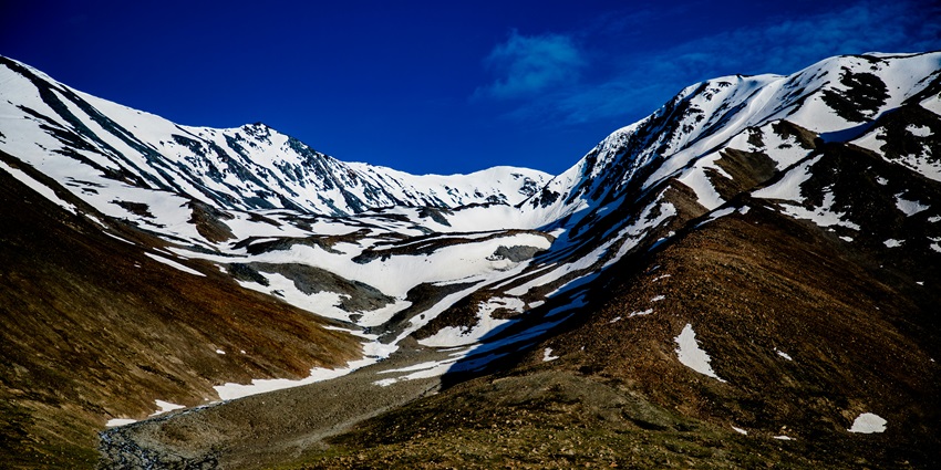 Kunzum Pass offers breathtaking views of the Himalayas, connecting Lahaul and Spiti. A top destination to visit in Spiti Valley