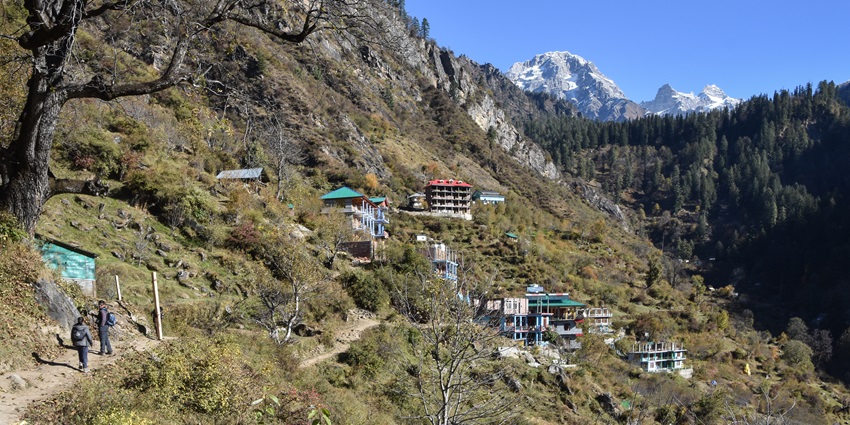 An image showing a trail from Tosh towards Kutla Glacier upstream in Paravati Valley.