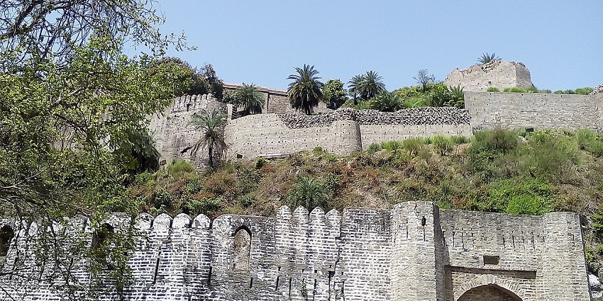 Kutlehar Fort is located in the Una district of Himachal Pradesh at a great height.