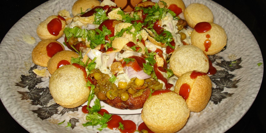 The street food in Udaipur near Lake Fatehsagar offers scenic evening walks and aloo tikki chaat.