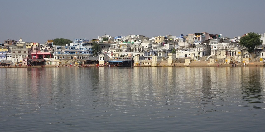 Image of a lake in Rajasthan similar to the Lake Foy Sagar in Ajmer - places to visit near sawai madhopur