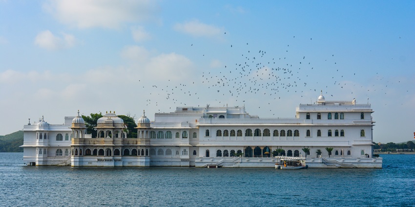 Luxurious Lake Palace Restaurant offers amazing food, Rajasthani and Mughlai cuisine.