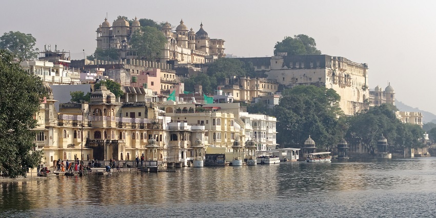 A picture of the mesmerizing Pichola Lake and the beautiful City Palace beside it.