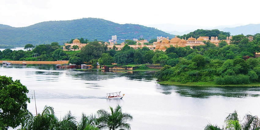 Lake Pichola beside City Palace, a serene tourist attraction found in Rajasthan.
