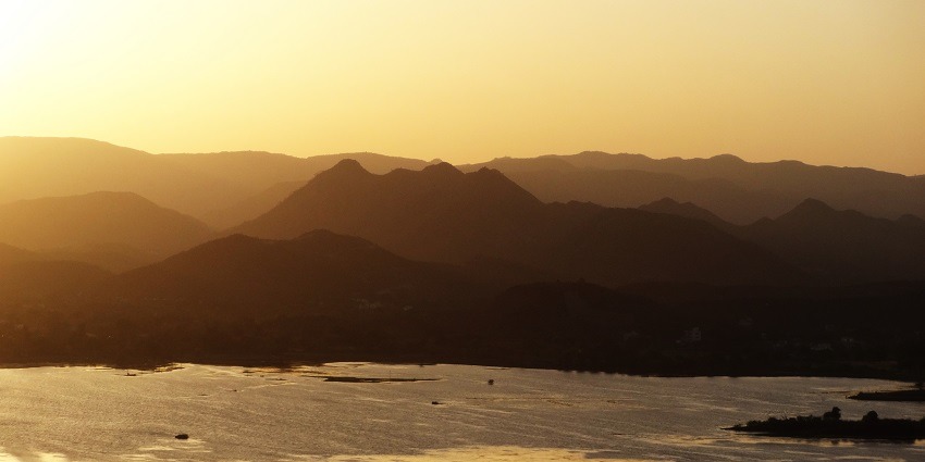 Lake Pichola offers stunning views, serene waters, and historic ambiance.