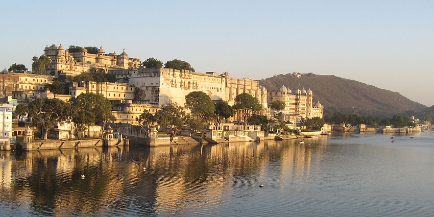 Lake Pichola features serene waters, historical islands, and sunset views of palaces.