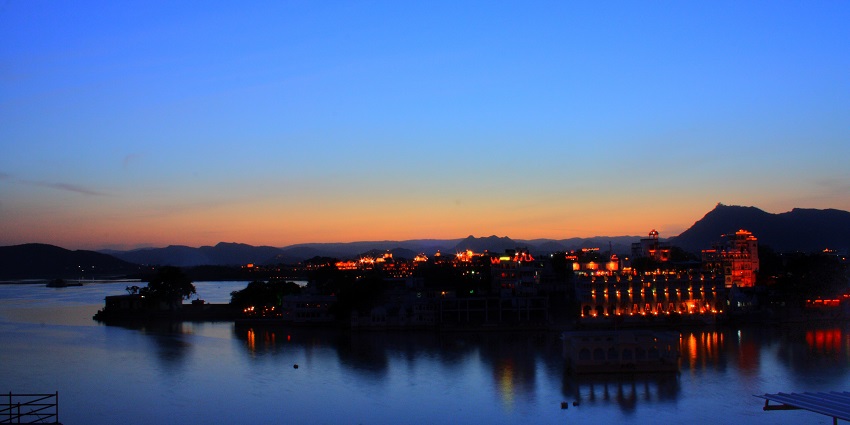 Lake Pichola offers Boat rides, stunning views of City Palace and Jag Mandir.