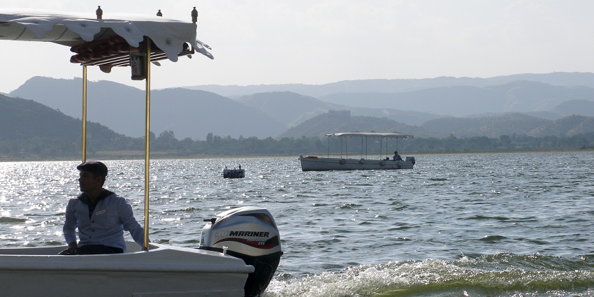 A boat ride on Lake Pichola is one the best things to do in Udaipur at night