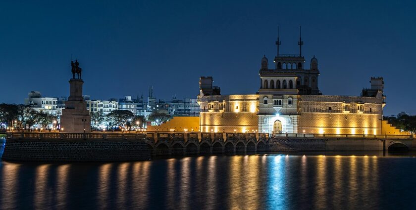 The night view of the fort in Jamnagar is a sight to behold with all the incredible lightning.