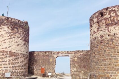 Lakhpat Fort standing on the vast spread desert in Gujarat, attracts a lot of visitors.