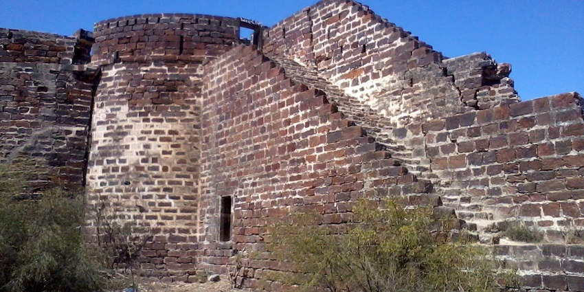 Lakhpat Fort is easily accessible via many modes of transportation available in Gujarat.