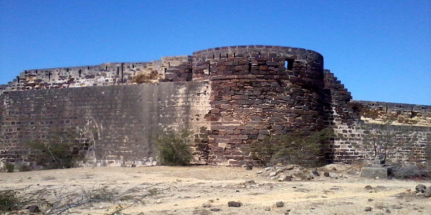 Near Narayan Sarovar Wildlife Sanctuary address stands the tall Lakhpat Fort.