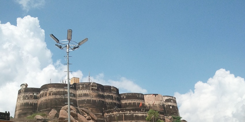 The impressive Laxmangarh Fort perched on a hill near Tal Chhapar Wildlife Sanctuary.