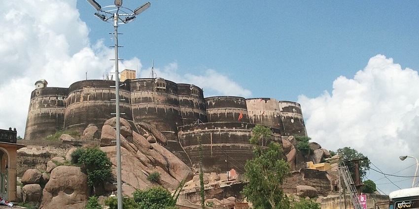 An image of the majestic Laxmangarh Fort in Rajasthan, showcasing stunning architecture and rich history.