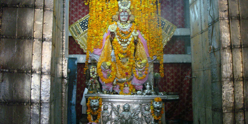Laxmi Narayan Temple in Wardha invites visitors for prayer and engagement.