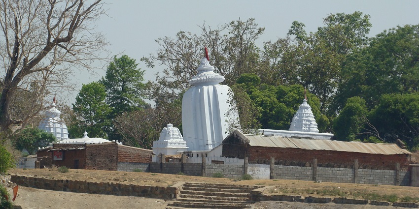 A picture of a spectacular leaning temple in Odisha with white paint and traditional architecture