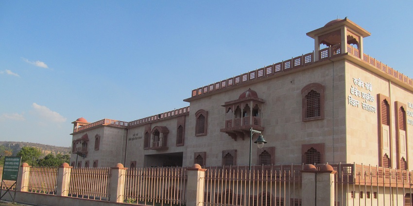 One can learn about history at Rajiv Gandhi Regional Museum Of Natural History.