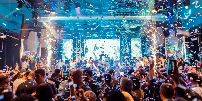Leon Club offers lively DJ sets and themed nights for New Year.