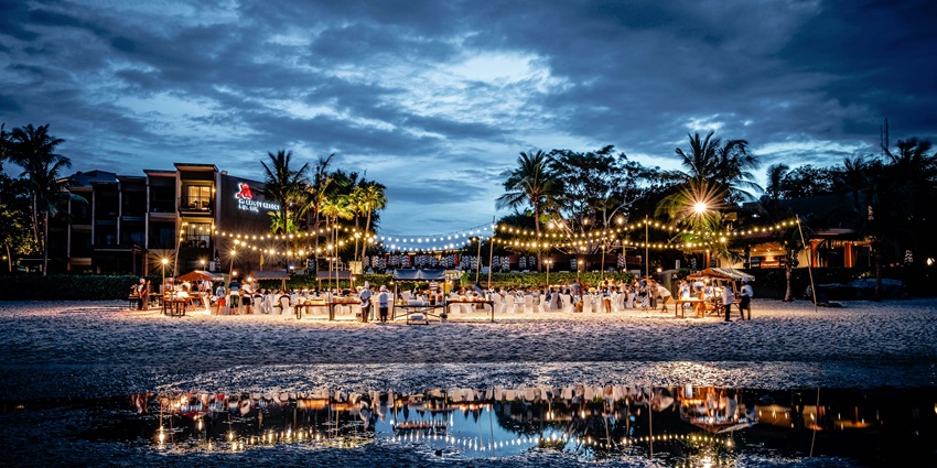 A glimpse of beautifully lit Leopard Valley featuring powdery-white sands and waters.