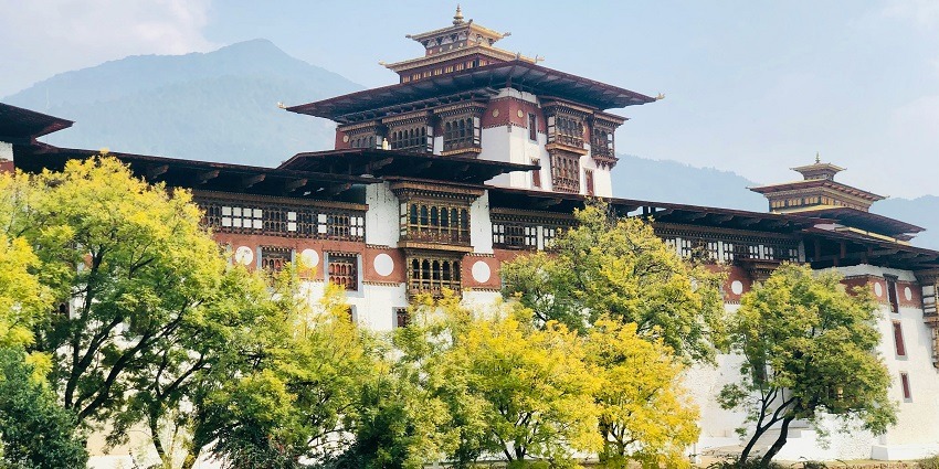 Lhuntse Dzong, the spiritual and artistic heritage of Bhutan surrounded by mountains