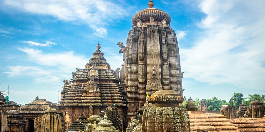 A serene view of the Lingaraj Temple, one of the Odisha Temples, dedicated to Lord Krishna.