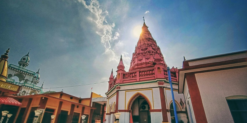 A view of the iconic Lingaraj Temple, a spiritual hub near Nandankanan National Park.
