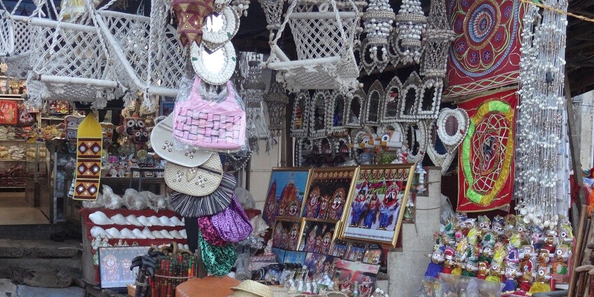 Shop with unique souvenirs that you can't miss when shopping in Gandhinagar