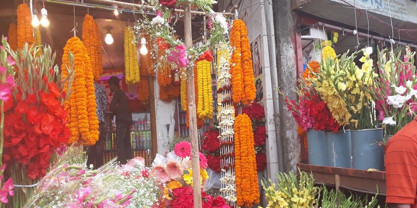 Local markets near Khatu Shyam Temple showcase handicrafts and textiles, must-visit spots.
