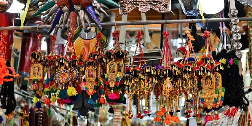 Shopping for local handicrafts is one of the best things to do around Manikeswari temple.