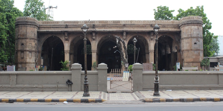 A stunning frontal view of a mosque in Gujarat with brown architecture during the day.