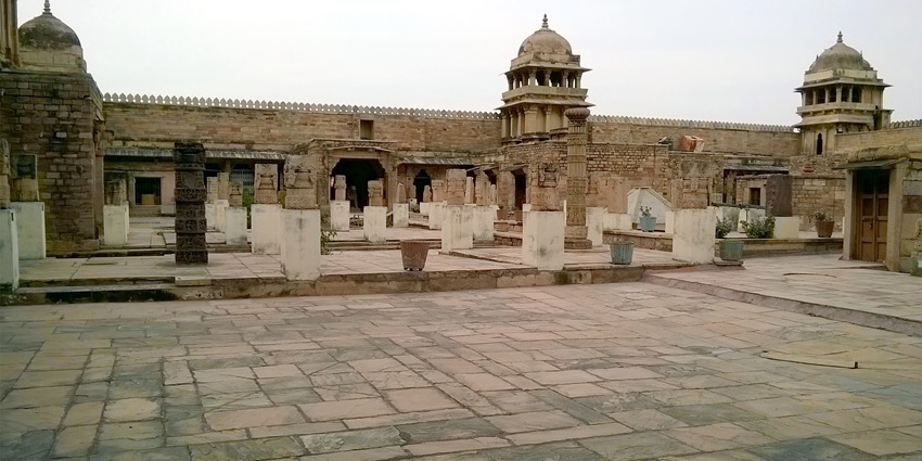 A landscape picture of another view of the Gujari Mahal Archaeological Museum