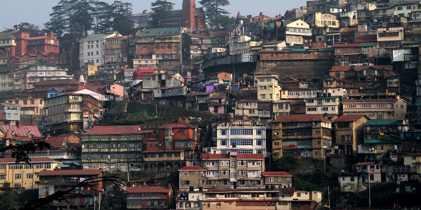 An image of colourful houses in the majestic hills of Shimla, Himachal Pradesh, India.