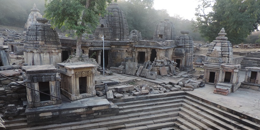 A group of ancient Hindu mandirs, this complex of Bateshwar temples is easily accessible.