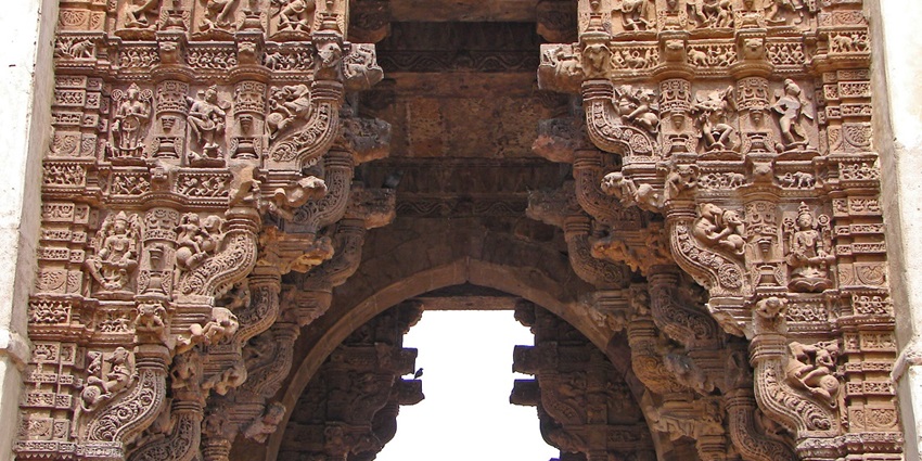 The iconic fort of Dabhoi Fort is located in the city of Vadodara in the state of Gujarat.