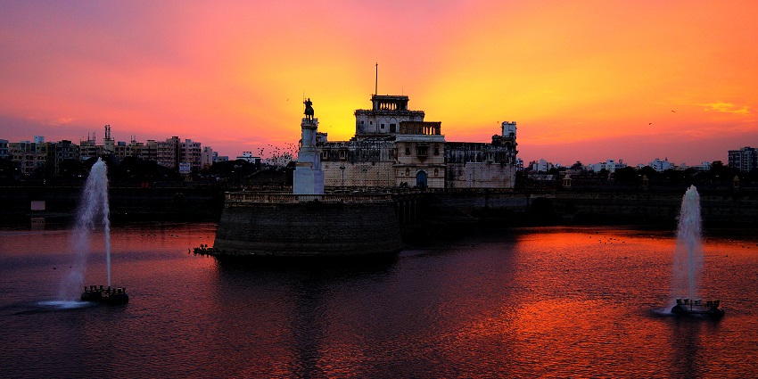 The night view of Lakhota Palace and Museum.