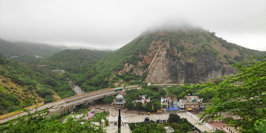 A scenic landscape justifying the serene location of the Bagore Ki Haveli Museum.