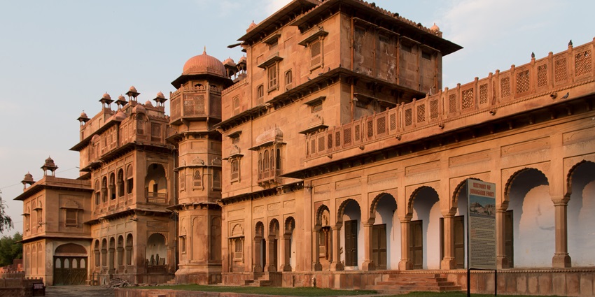 Location of this historical marvel in Bikaner is easy to find from the nearby regions.