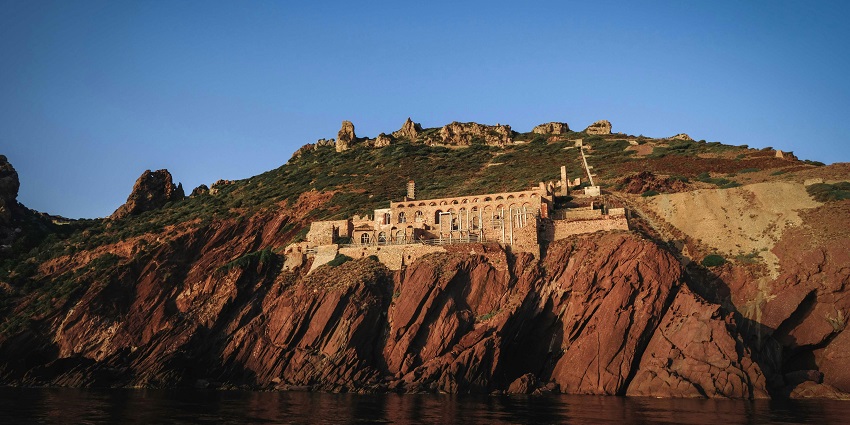 The location of the Hill Fort Kesroli offers some panoramic views of the Alwar city.