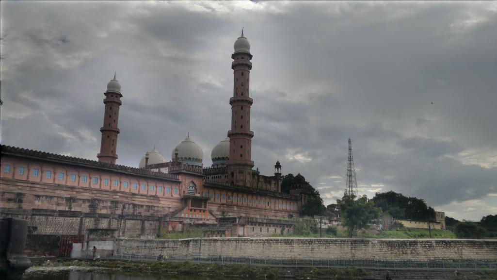 Taj-ul-Masajid in Bhopal, showcasing its towering minarets, large domes
