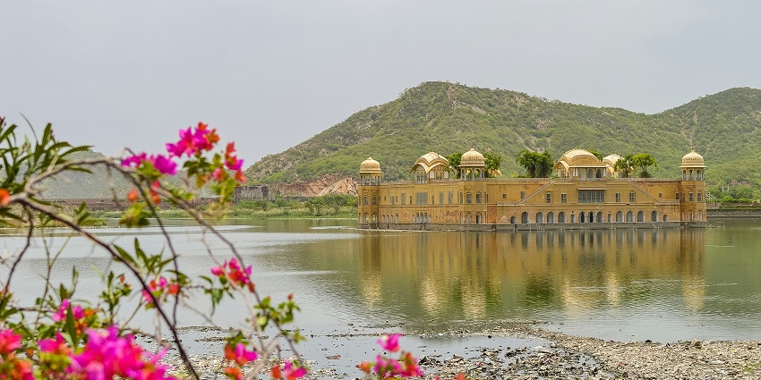 An astonishing landscape justifying the serene location of Laxmangarh Fort in Rajasthan.