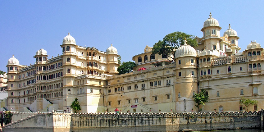 The Kankarwa fort is located on the banks of the lake.