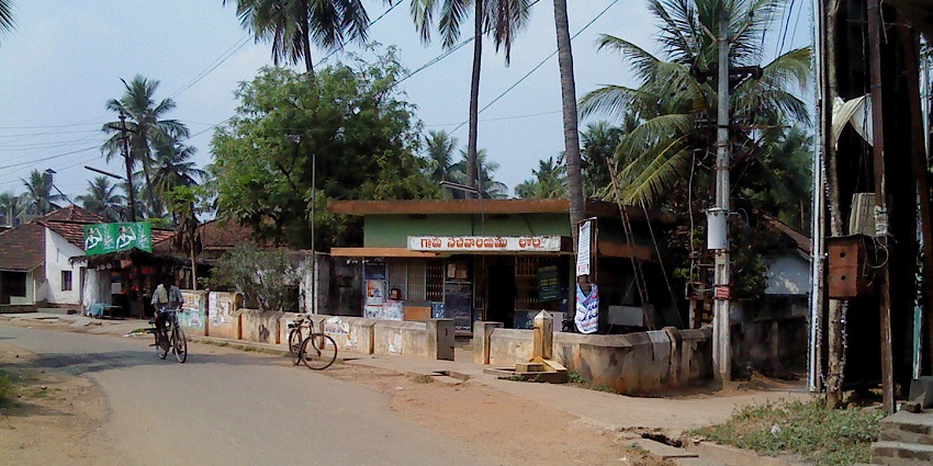 A picture of a street in Andhra Pradesh near the Aare Waterfalls