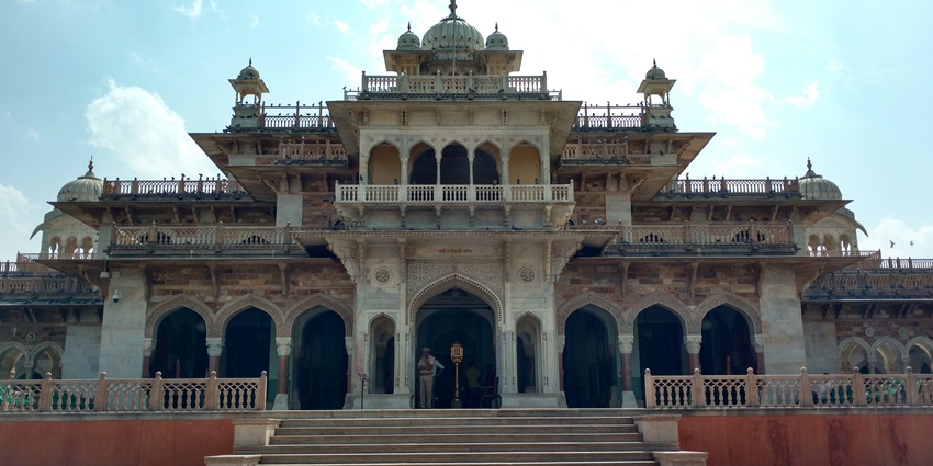 Interior of Albert Hall Museum Jaipur, displaying rich artefacts and beautiful architecture.