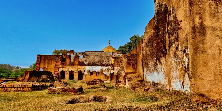The location of the Ratanpur fort is very serene and easily accessible by travellers.