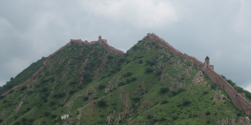 Scenic view of Jaipur's Aravalli Range, perfect for trekking in Jaipur and outdoor adventures.