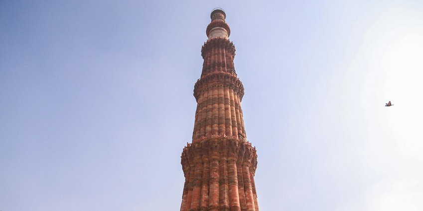 The Qutub Minar justifying the serene location of the Indian War Memorial Museum.